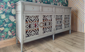 Комод 4х секционный с резными дверками серый.