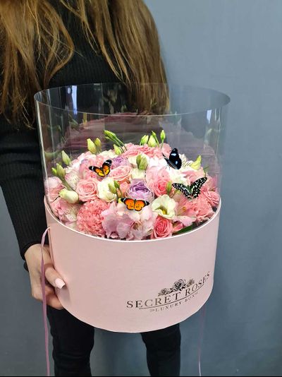 №102 Букет с пятью живыми бабочками в розовой прозрачной коробке с букетом в розовых тонах, этот букет не оставит равнодушным