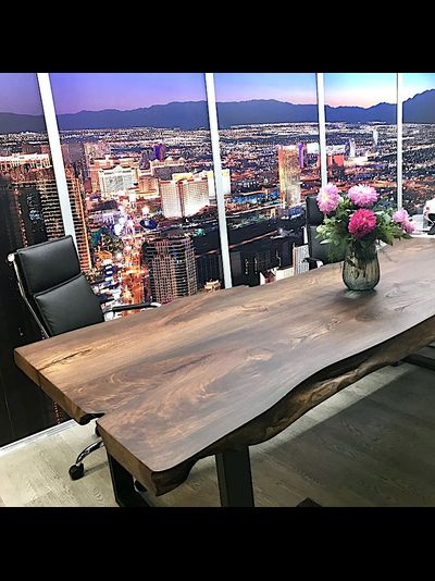 стол из тонированного карагача с природным краем