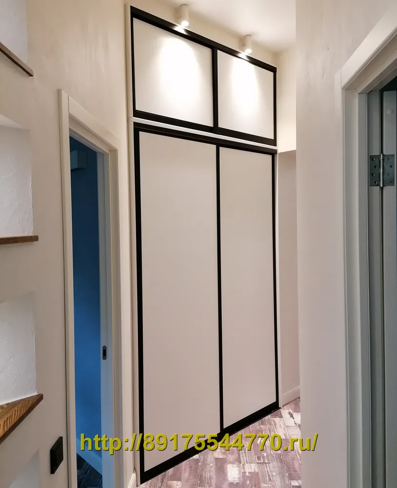 085 Встроенный двухдверный шкаф-купе в прихожей.
Вставки дверей, ЛДСП Egger: W908 Белый базовый, SM.
Профиль дверей ITALUM MINIFIT 


