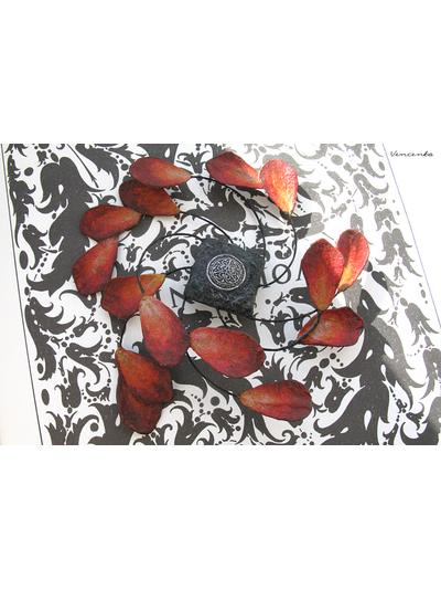 Брошь с лепестками роз "Ветроворот Вечности" из коллекции "Рейвенсвуд"