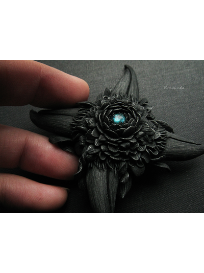 Готическая брошь "Цветок Ворона" по мотивам сериала "Рейвенсвуд"