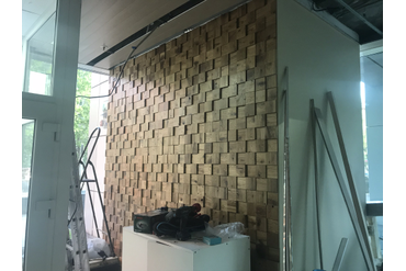 Смонтированные панели из массива дуба "Квадратики пиксели" (сортировка древесины - "Рустик", т.е. с сучками). Покрытие - матовый лак без тонировки.