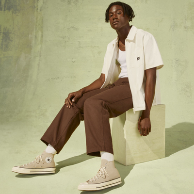 Серые высокие кеды Converse Chuck 70 на ноге