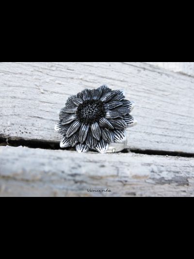 "Мерцание Ночи" - кольцо с серебристыми лепестками