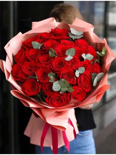 Букет "Поцелуй" из 31 красной розы с эквалиптом