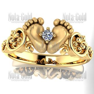 Кольцо из жёлтого золота с бриллиантом с ножками ребёнка обрамлёнными узором