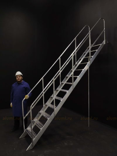 Инвентарная приставная лестница с поручнями ЛПИ-4.0