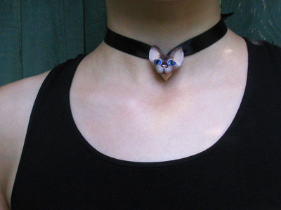 Миниатюрная подвеска "Кошечка с голубыми глазами"