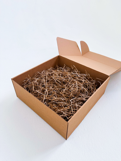 Большая подарочная коробка GILEV 37х37х14см с персиковой лентой и наполнителем крафт