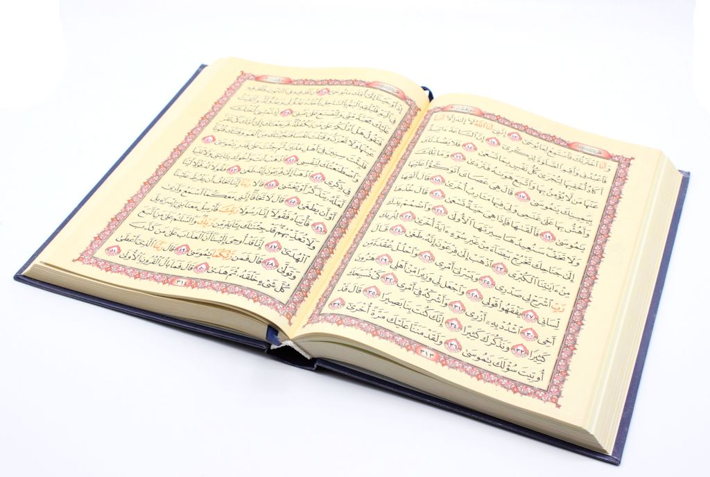 Слушать корана на арабский на русский. Чтение Корана на арабском. Священный Коран на арабском языке.