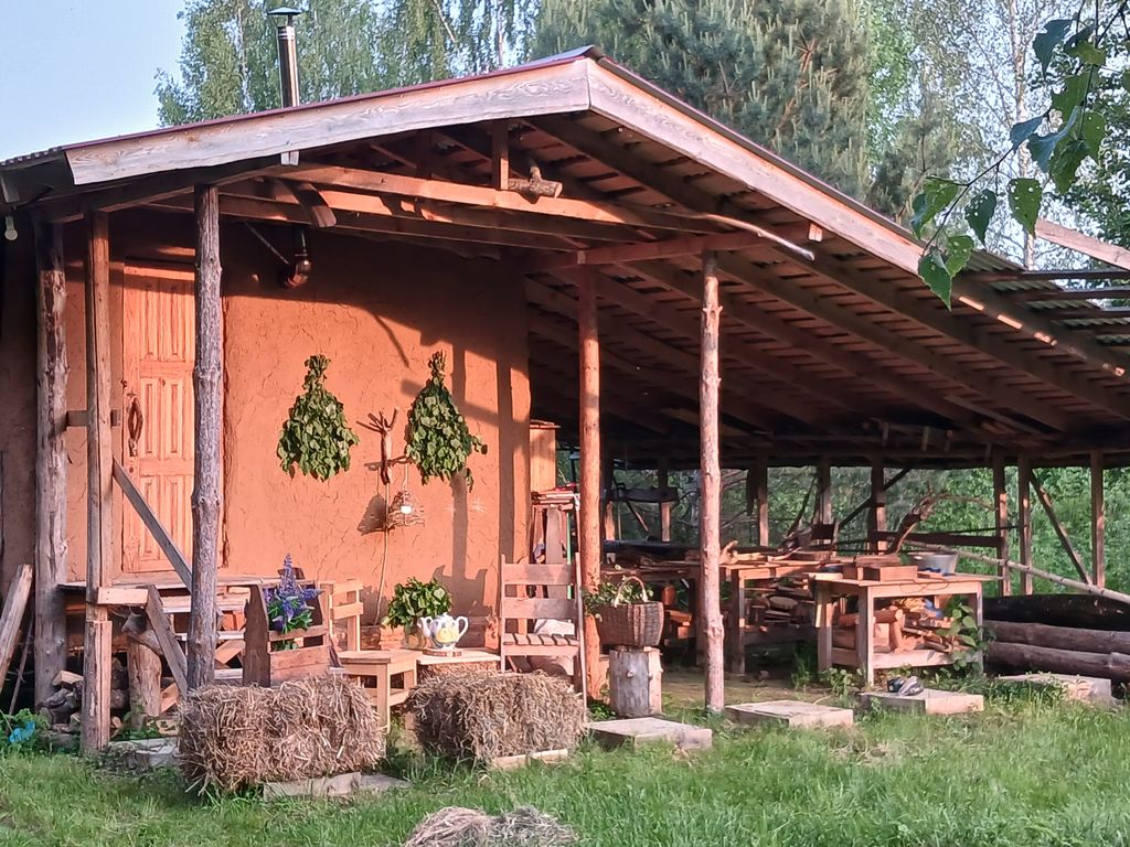 Соломенный дом из глины и дерева