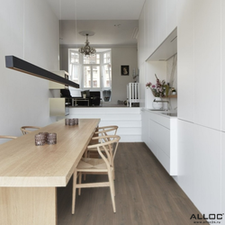 Декор ламината Alloc Original Дуб Пекан 4571 в интерьере кухни