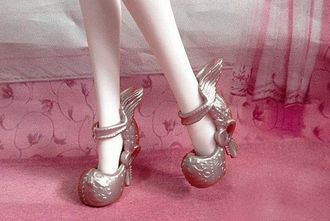 Туфли с крылышками перламутрового цвета с розовато-бронзовым отливом.
