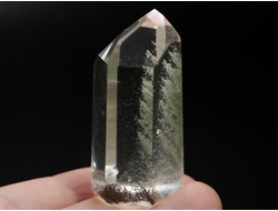 Кварц горный хрусталь с фантомами и хлоритом, кристалл полированный, Бразилия (56*29*25 мм, 61 г) №36854