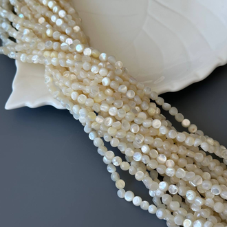 Перламутр бело-бежевый с ярким сиянием фри-форм малые монетки плоские 5,6-5,9 мм, цена за нить 19 см