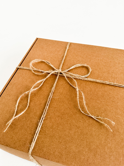 Большая подарочная коробка GILEV 37х37х14см с наполнителем и веревкой