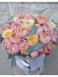 Букет из пионовидных роз Джульетта в шляпной коробке, букет из роз с доставкой