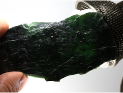 Серпентин, необработанный, дикий образец, Россия, КЧР, Урупский район (92*43*4 мм, 28 г) №37603