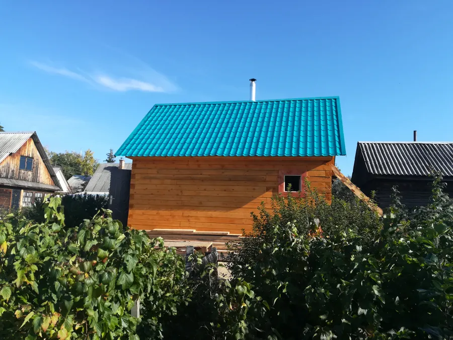 На срубе возведена стропильная система, кровля металлочерепица.