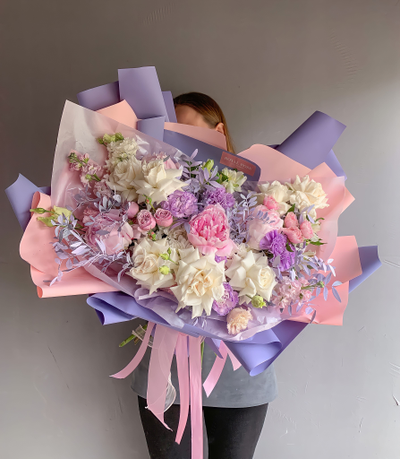 Бело-розовый букет в стильной матовой упаковке