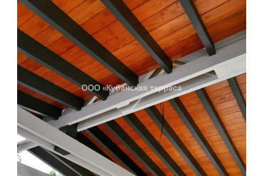 Деревянный навес в одном стиле с домом.