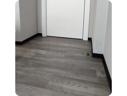 Плинтус ХДФ Dollken S60 Flex Life TOP 60мм Х 2,575 м - 1144 Черный в интерьере 3