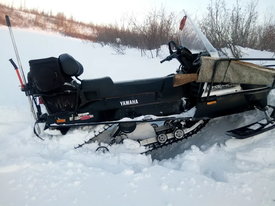 "Встал в свечку. Ни вперед ни назад. И один. Стащил вниз подъемником. Зад поднимал морда сказывалась переставлял три раза. Работает норм."
Спасибо Юрию из Дудинки за фото