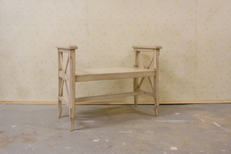 Банкетка - скамья с подлокотниками.