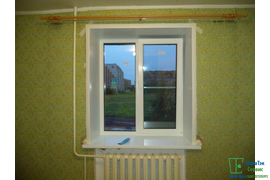 Двухстворчатое окно в кирпичное доме