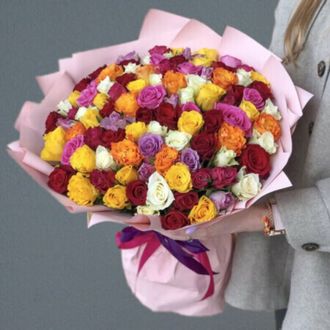 Букет 101 разноцветная роза с розовым оформлением