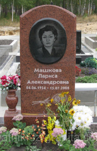 Фото вертикального бюджетного памятника на могилу из красного гранита с круглым портретом в СПб