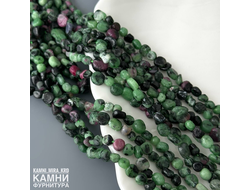 Цоизит с красным корундом "Рубином" галтовка 3-6 мм, цена за нить 20 см