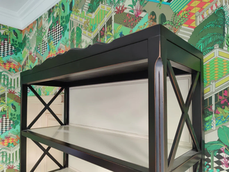 Стеллаж высокий с двумя ящиками на резных ножках.