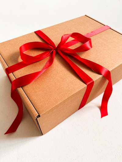 Большая подарочная коробка GILEV 44x32x15см с красной лентой и наполнителем крафт