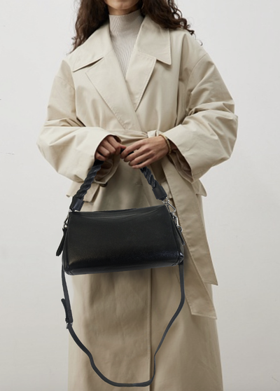 (АРТИКУЛ: 8025/02) СУМКА ЖЕНСКАЯ, НЕБОЛЬШАЯ, НАТУРАЛЬНАЯ КОЖА, ЧЕРНАЯ, С РУЧКОЙ "ЖГУТ", С ТРЕМЯ ОТДЕЛЕНИЯМИ, С ПЛЕЧЕВЫМ РЕМНЕМ