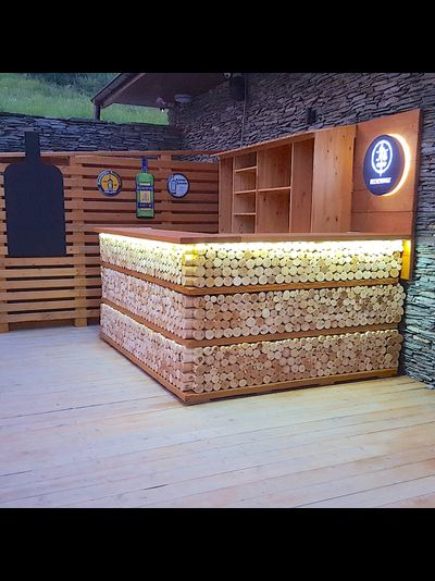 барная стойка из спилов дерева