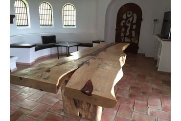 Стол из тропической древесины, загородный дом, Франция.