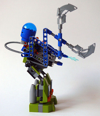 Вид ЭКЗОРОБОТА из Сета LEGO # 8189 MAGMA MECH с Правого Борта, Рука–Манипулятор вытянут наполовину.