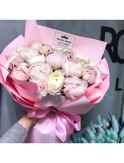 Нежное облачко из пионов и ранункулюсов