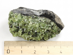 Хризолит (Перидот, Оливин), кристаллы на породе, США (43*27*24 мм, 33 г) №38093