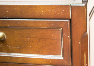 Комод с 6 выдвижными ящиками.