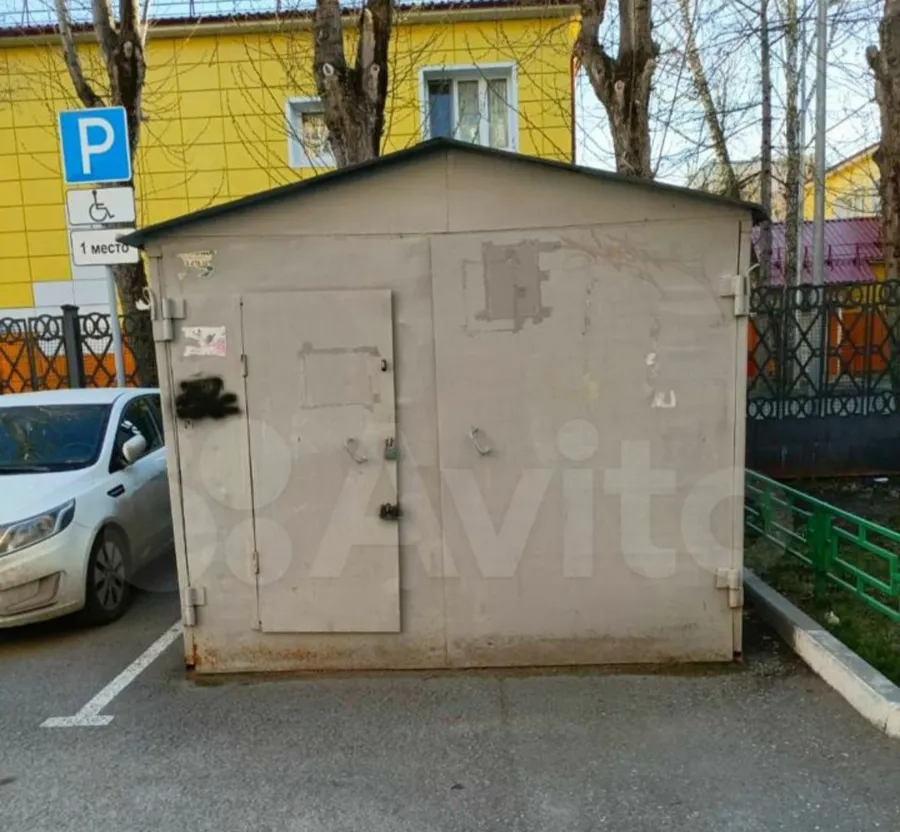 Когда на место установки металлического гаража кран не смог проехать из за подьездной дороги (мешали деревья и провода)