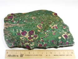 Корунд красный в фуксите, срез полированный, Индия (170*130*9 мм, 470 г) №25072