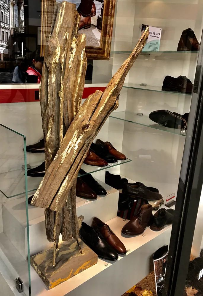 Декор витрины обувного магазина, Мюнхен, Германия.