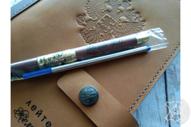 кожаный ежедневник в мягкой обложке с тиснением герба РФ + ручка из красного дерева с именной  гравировкой