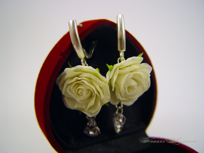 Комплект "Белые розы с цирконами".