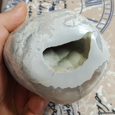 Почки халцедона в полости — полировка.  КЧР. U04