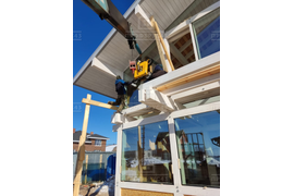 Процесс установки безрамного остекления в фахверковом доме