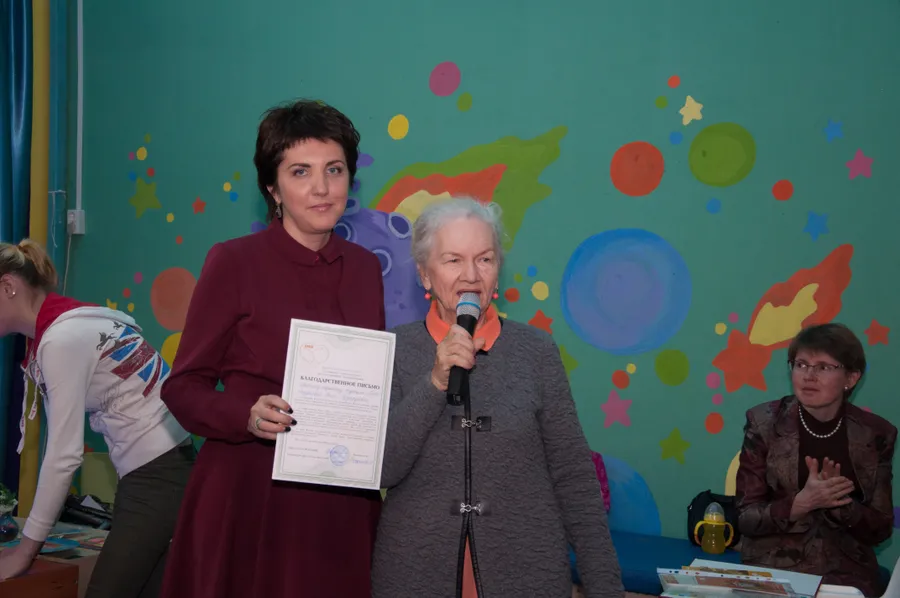 Вручение грамоты главному редактору журнала для родителей УМКА от регионального представителя АКЕВ Татьяны Константиновны Бердиковой с благодарностью за поддержку грудного вскармливания